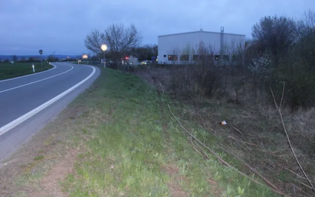Mladý opilý řidič smetl u Břuchotína patník, plot, hydrant a obrubníky. Zastavilo ho až zaparkované auto