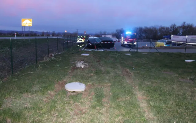 Mladý opilý řidič smetl u Břuchotína patník, plot, hydrant a obrubníky. Zastavilo ho až zaparkované auto