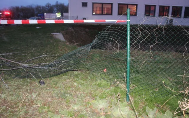 Mladý opilý řidič smetl u Břuchotína patník, plot, hydrant a obrubníky. Zastavilo ho až zaparkované auto