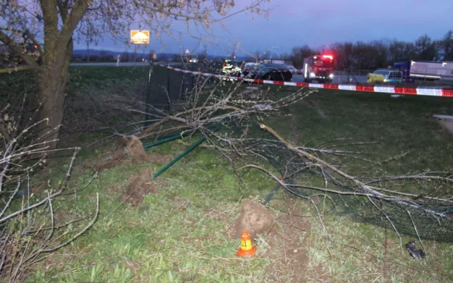 Mladý opilý řidič smetl u Břuchotína patník, plot, hydrant a obrubníky. Zastavilo ho až zaparkované auto