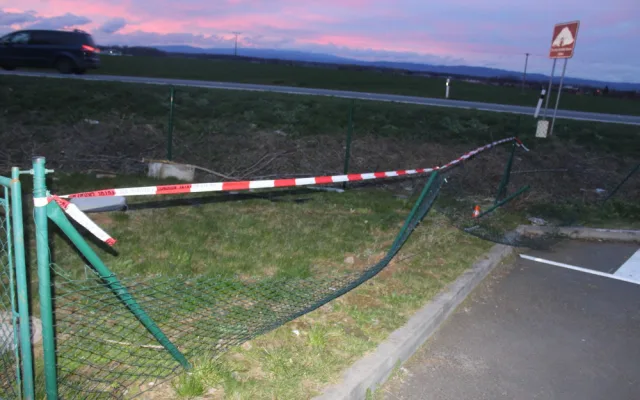 Mladý opilý řidič smetl u Břuchotína patník, plot, hydrant a obrubníky. Zastavilo ho až zaparkované auto