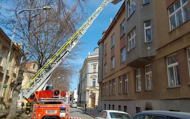 Poničené střechy i pády stromů na trať. Hasiči v Olomouckém kraji řešili kvůli vichru desítky událostí