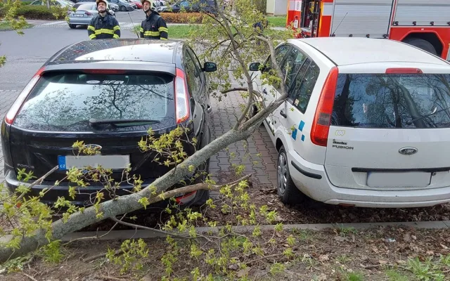 Poničené střechy i pády stromů na trať. Hasiči v Olomouckém kraji řešili kvůli vichru desítky událostí