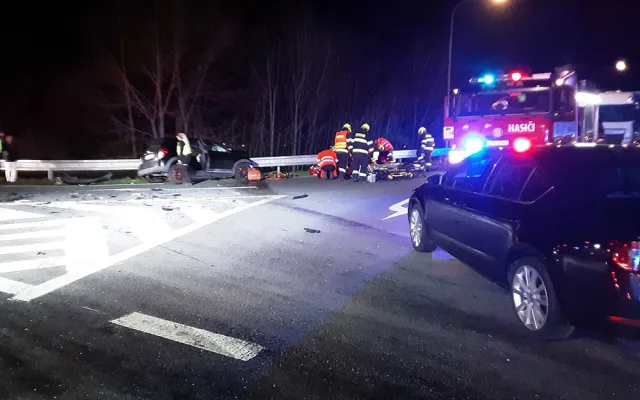 Vážná nehoda na obchvatu Mohelnice: zranili se čtyři lidé, jednu osobu hasiči vyprošťovali