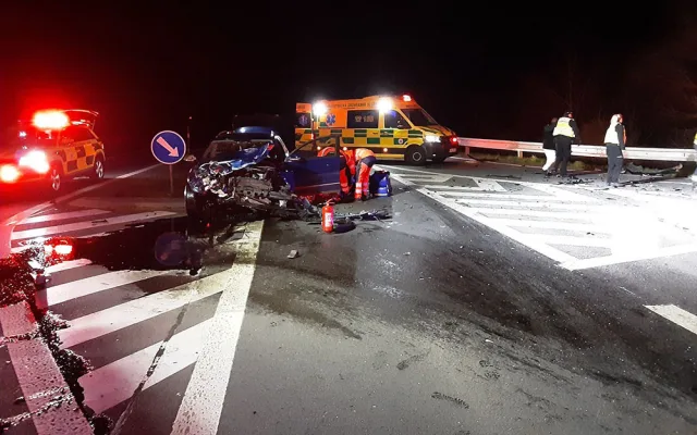 Vážná nehoda na obchvatu Mohelnice: zranili se čtyři lidé, jednu osobu hasiči vyprošťovali