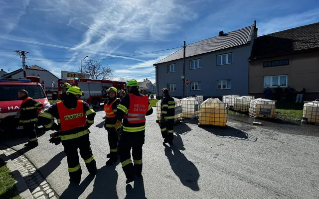 Na Přerovsku se převrátil náklad hnojiva. Z proražených nádrží unikly chemikálie do kanalizace