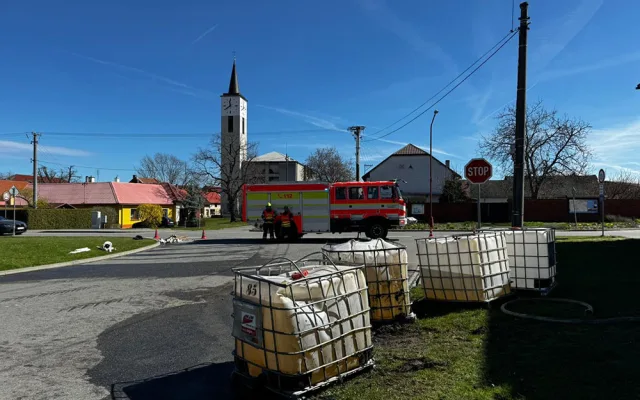 Na Přerovsku se převrátil náklad hnojiva. Z proražených nádrží unikly chemikálie do kanalizace