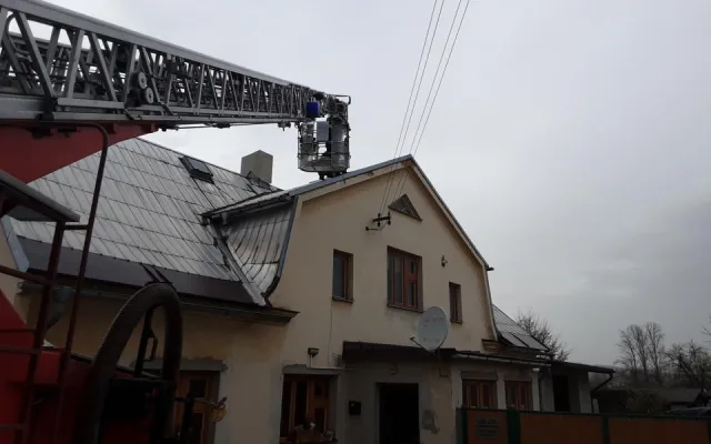 U Mladče silný vítr shodil strom na cyklistu. Hasiči měli v celém kraji přes dvě desítky zásahů