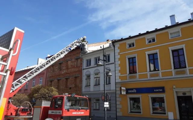 U Mladče silný vítr shodil strom na cyklistu. Hasiči měli v celém kraji přes dvě desítky zásahů