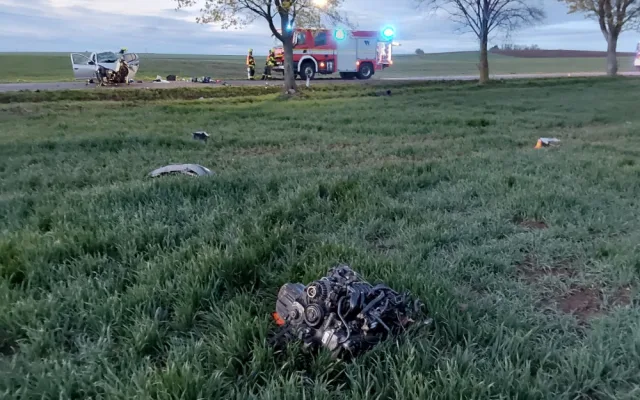 Další tragická nehoda u Olšan. Řidič osobního vozu zemřel poté, co auto narazilo do stromu