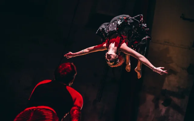 Novocirkusový festival v Olomouci nabídne úchvatná představení v letním kině i akrobacii na bagru