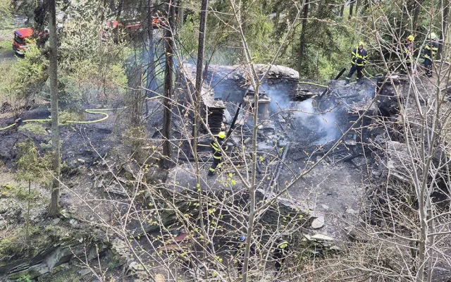 Deset jednotek hasičů zápolilo s lesním požárem na Olomoucku. K ohniskům se museli i slaňovat