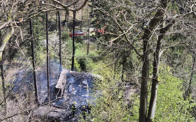 Deset jednotek hasičů zápolilo s lesním požárem na Olomoucku. K ohniskům se museli i slaňovat