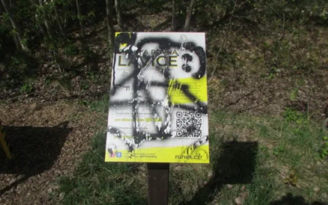 Vandal řádil na stezce zdraví u Horní Libiny, posprejoval cvičební prvky. Napáchal škody za desítky tisíc
