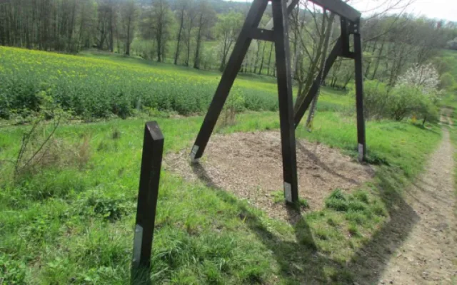 Vandal řádil na stezce zdraví u Horní Libiny, posprejoval cvičební prvky. Napáchal škody za desítky tisíc