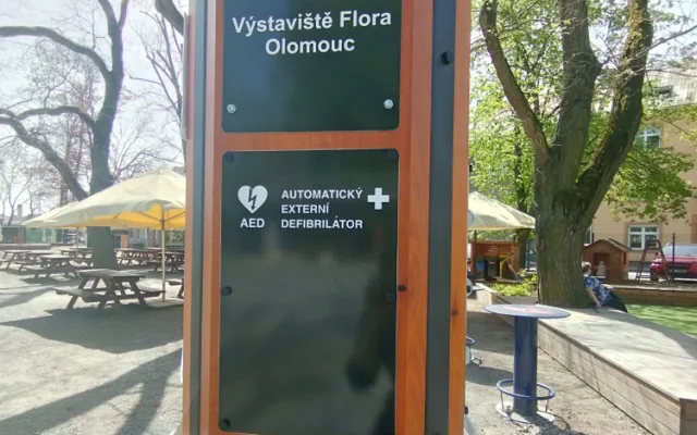 První multifunkční cyklostojan je na Floře. Nabízí nabíječky, defibrilátor, nářadí i veřejný internet