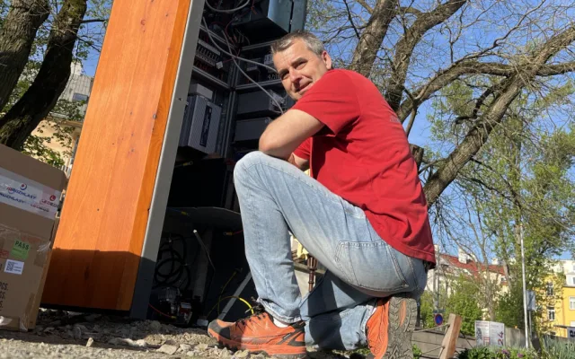 První multifunkční cyklostojan je na Floře. Nabízí nabíječky, defibrilátor, nářadí i veřejný internet