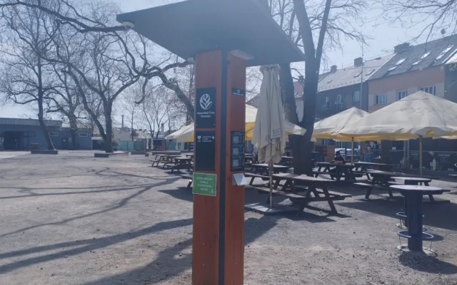 První multifunkční cyklostojan je na Floře. Nabízí nabíječky, defibrilátor, nářadí i veřejný internet