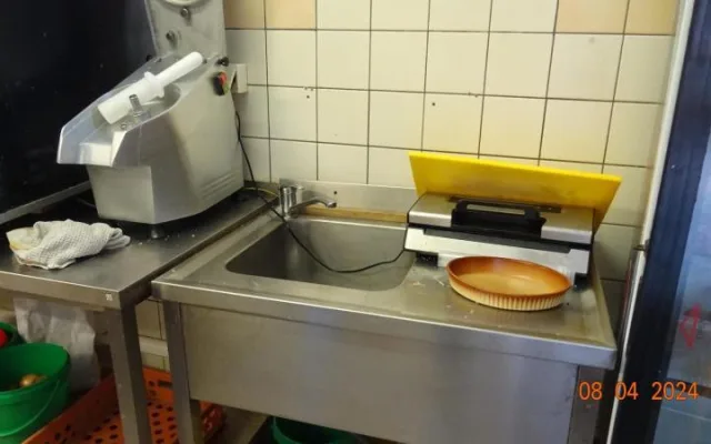 Vyhlášená restaurace Bristol měla havárii s odpadem, inspekce zavřela kuchyni. Zbytek podniku je v provozu