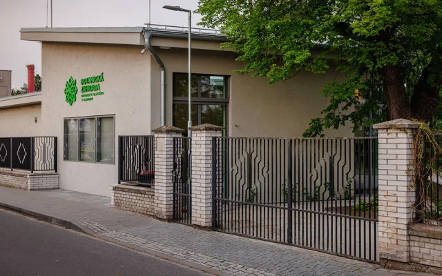 Moderní zázemí i zimní zahrada. Univerzita Palackého otevře v botanické zahradě novou budovu