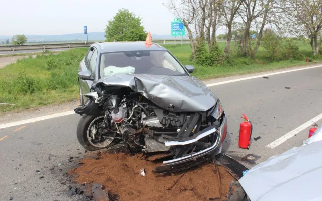 Řidič se dvěma promile vjel u Unčovic do protisměru a napálil do protijedoucího vozu. Hrozí mu tři roky