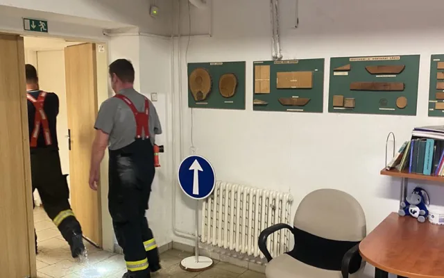 Pochybení při opravě potrubí? Suterén univerzitní budovy v Olomouci zaplavila voda