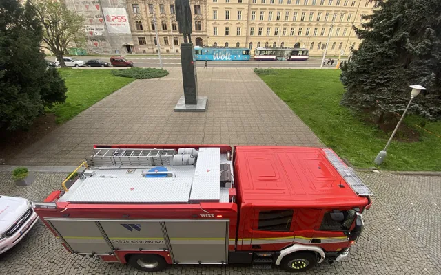 Pochybení při opravě potrubí? Suterén univerzitní budovy v Olomouci zaplavila voda