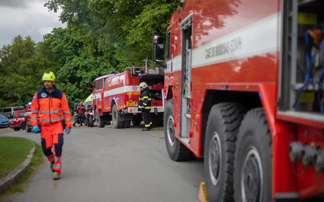 VIDEO: Dálková doprava vody i záchrana turisty z věže. Hasiči nacvičovali zásah na hradě Helfštýn