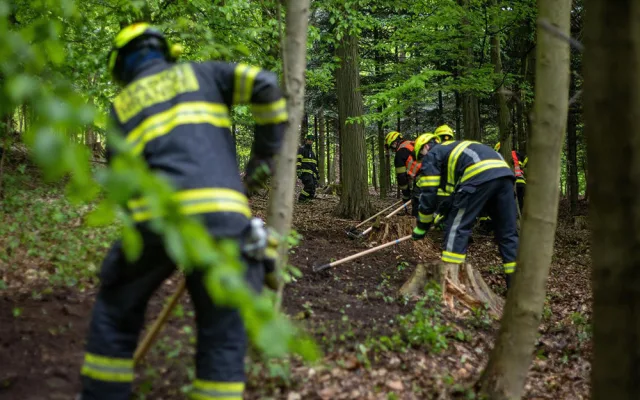 VIDEO: Dálková doprava vody i záchrana turisty z věže. Hasiči nacvičovali zásah na hradě Helfštýn