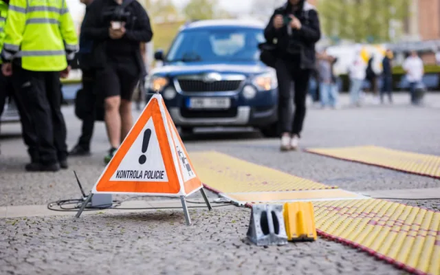 Policisté na Jesenicku si posvítí na přetížené náklaďáky. Kraj jim daroval další přenosnou váhu