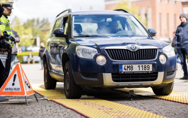Policisté na Jesenicku si posvítí na přetížené náklaďáky. Kraj jim daroval další přenosnou váhu