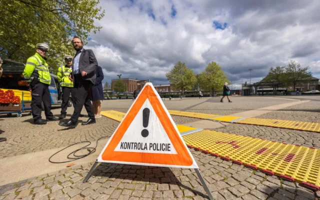 Policisté na Jesenicku si posvítí na přetížené náklaďáky. Kraj jim daroval další přenosnou váhu