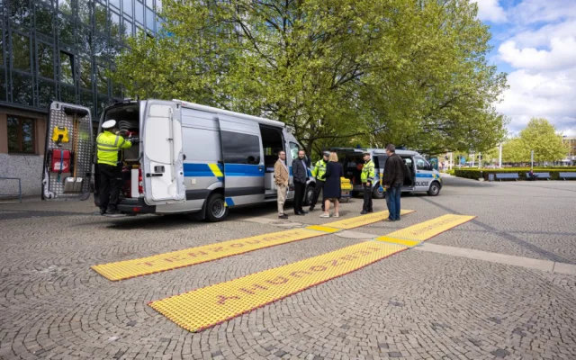 Policisté na Jesenicku si posvítí na přetížené náklaďáky. Kraj jim daroval další přenosnou váhu