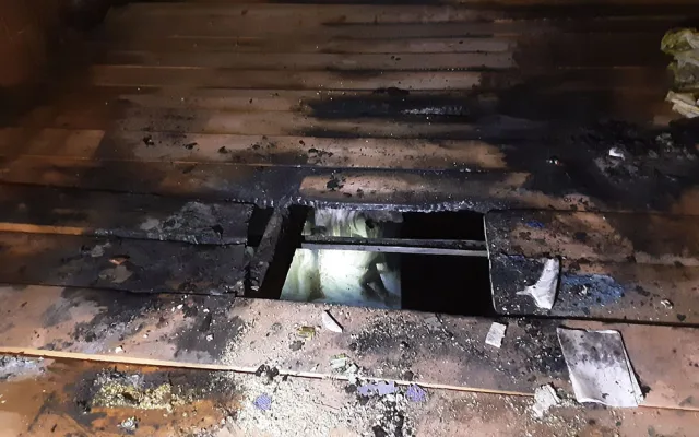 Noční požár rodinného domku zalarmoval hasiče na Šumpersku. Plameny se šířily z kotelny