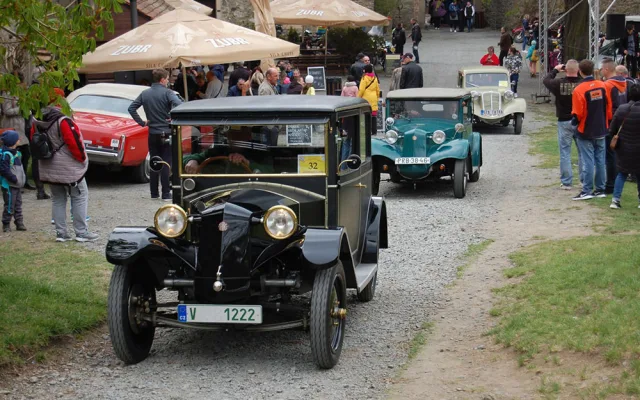 Nová výstava i přehlídka historických vozidel. Hrad Helštýn láká o víkendu na rozmanitý program