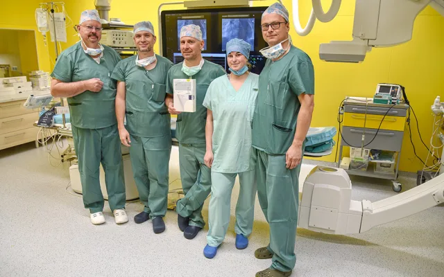 Olomoučtí kardiologové poprvé implantovali pacientovi biomonitor využívající AI. Hlídá srdce mladého řidiče