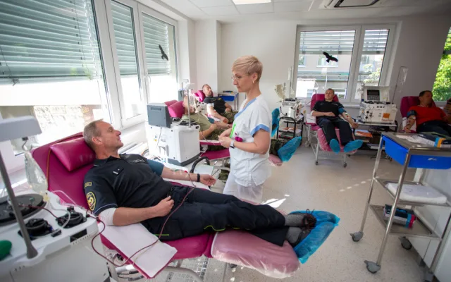 FOTOGALERIE: Uniformy zaplavily olomouckou transfuzku. Záchranáři všech složek společně darovali krev