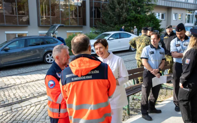 FOTOGALERIE: Uniformy zaplavily olomouckou transfuzku. Záchranáři všech složek společně darovali krev