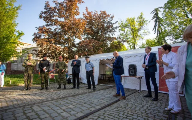 FOTOGALERIE: Uniformy zaplavily olomouckou transfuzku. Záchranáři všech složek společně darovali krev