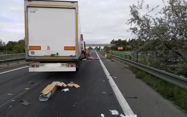 Nehoda náklaďáků zavřela D35 za Olomoucí. Na dálnici stojí dlouhá kolona aut