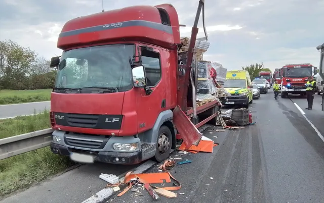 Nehoda náklaďáků zavřela D35 za Olomoucí. Na dálnici stojí dlouhá kolona aut