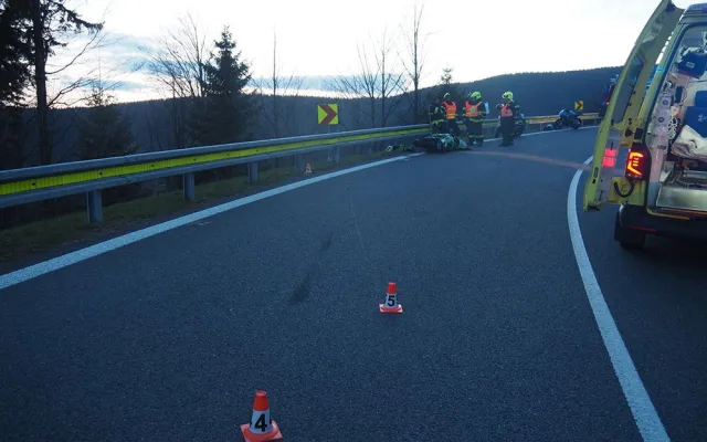 Letecký převoz do nemocnice a škoda v řádu statisíců: na Červenohorském sedle havaroval motorkář