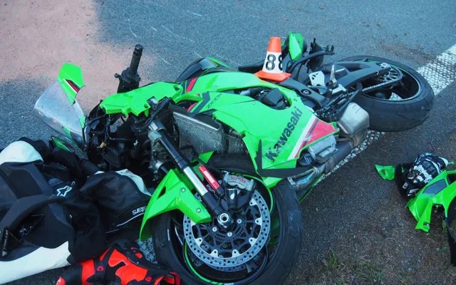 Letecký převoz do nemocnice a škoda v řádu statisíců: na Červenohorském sedle havaroval motorkář