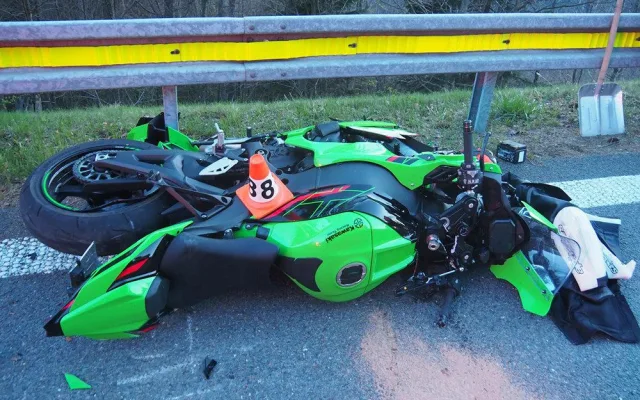 Letecký převoz do nemocnice a škoda v řádu statisíců: na Červenohorském sedle havaroval motorkář
