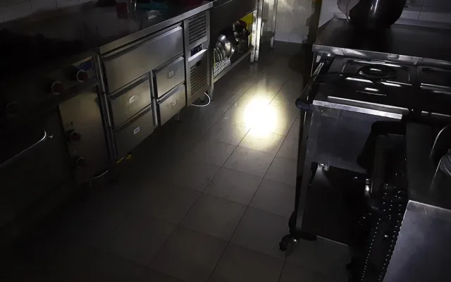 V prostorách školy v obci Kladky odčerpávali hasiči vodu po silné bouřce