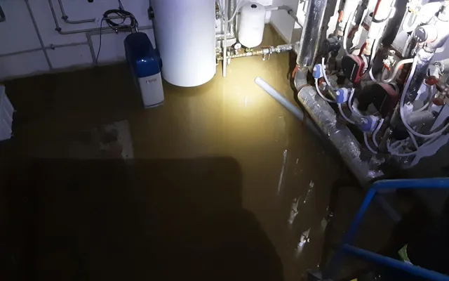 V prostorách školy v obci Kladky odčerpávali hasiči vodu po silné bouřce