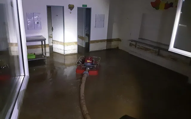 V prostorách školy v obci Kladky odčerpávali hasiči vodu po silné bouřce