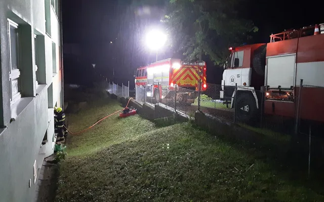 V prostorách školy v obci Kladky odčerpávali hasiči vodu po silné bouřce
