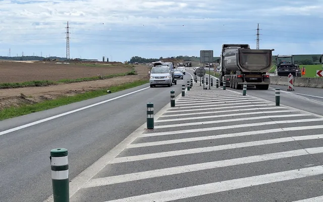 Řidiči budou na silnici I/55 projíždět omezením až do konce prázdnin