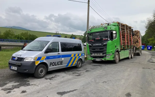 Policisté chtěli zkontrolovat nákladní automobil převážející dřevo